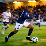 巴黎圣日耳曼前锋姆巴佩带球突破的赛场英姿