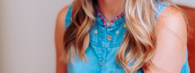 曼城前锋哈兰德在比赛中庆祝进球的特写镜头