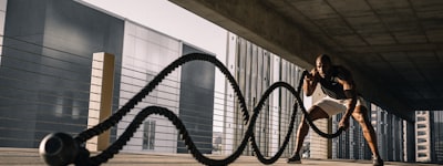 皇家马德里中场贝林厄姆控球组织的比赛瞬间